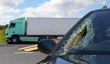 victims of a truck accident that need an injury lawyer