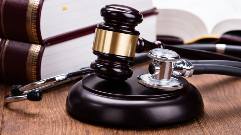gavel and stethoscope representing a medical malpractice case